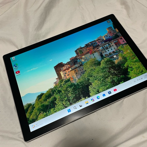 Windows Surface Pro 5 - Picture 1 of 6